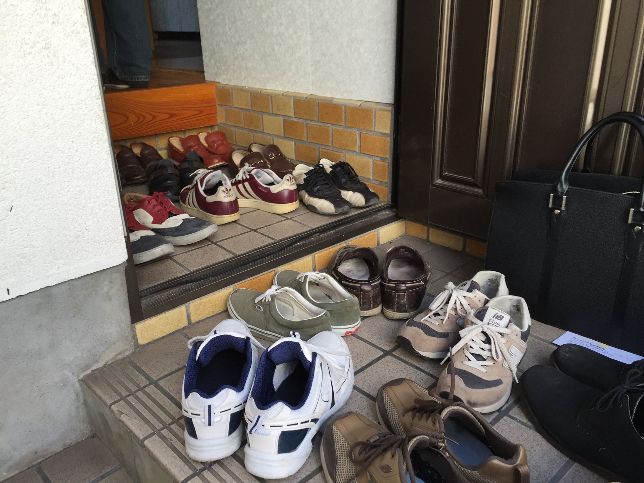 古家物件ツアーの靴いっぱい